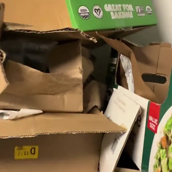 Antes: cajas armadas regadas